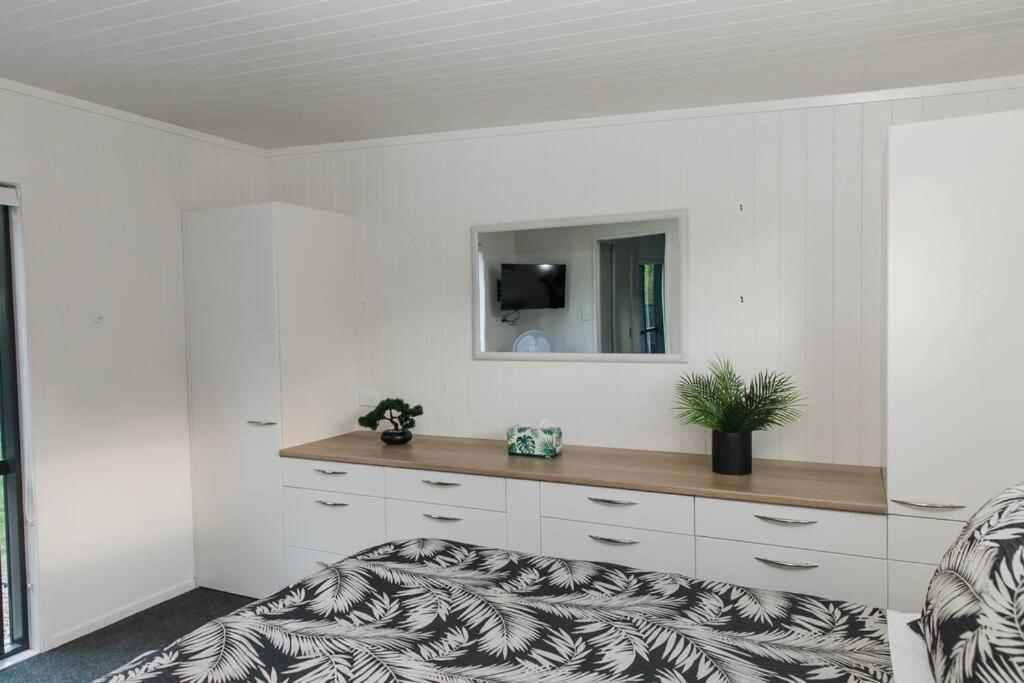 Bombay Hills Modern Retreat Apartment โอ๊คแลนด์ ภายนอก รูปภาพ