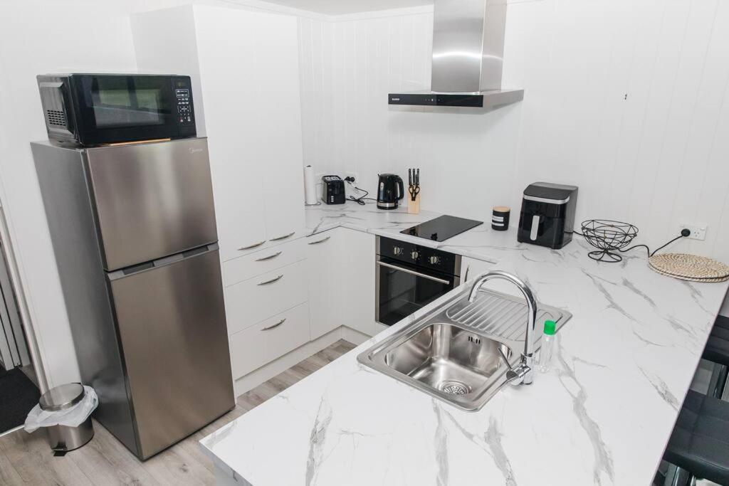 Bombay Hills Modern Retreat Apartment โอ๊คแลนด์ ภายนอก รูปภาพ